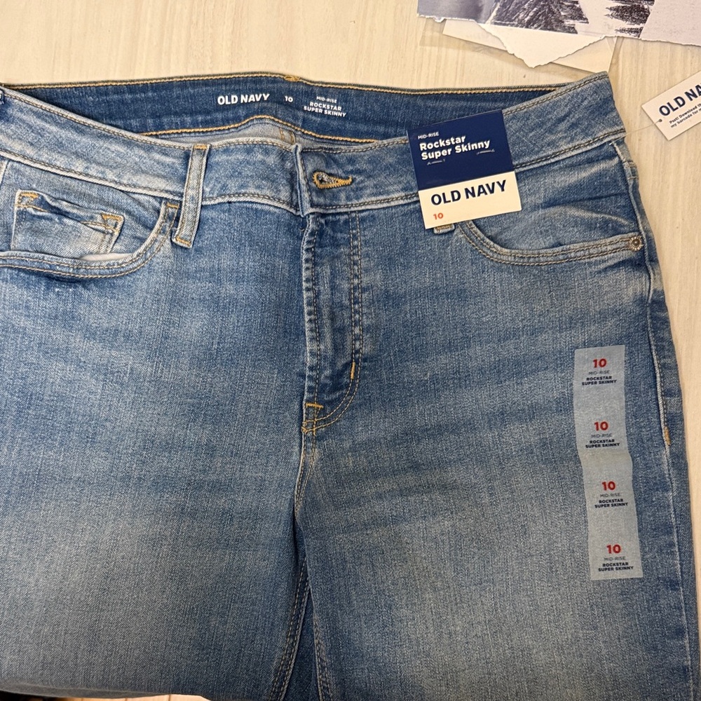 Old Navy Women's Light Blue rockstar
Skinny mid-rise Jeans